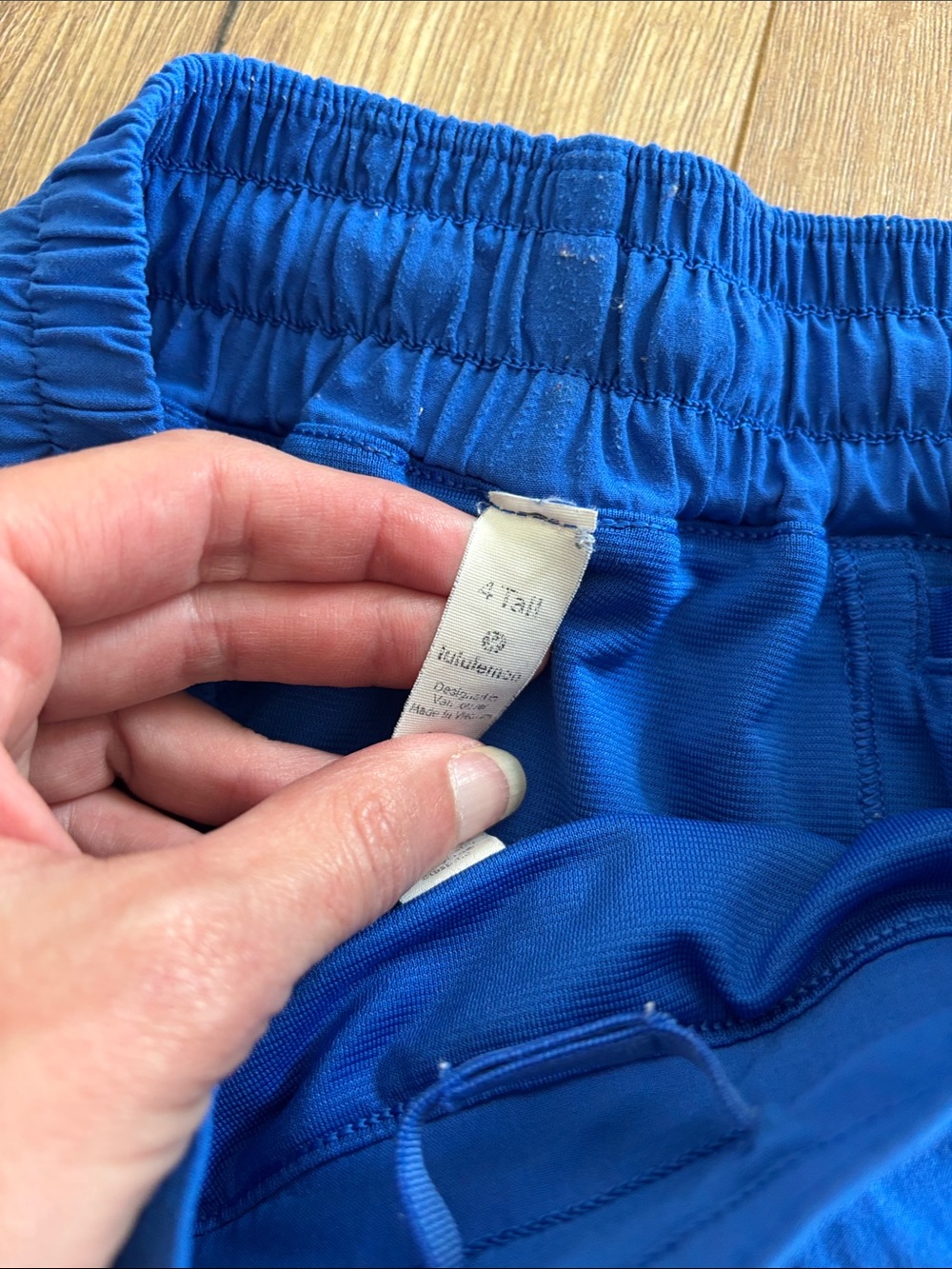 Excellent Lululemon Hotty shorts, size 4 - Picture 2 of 3